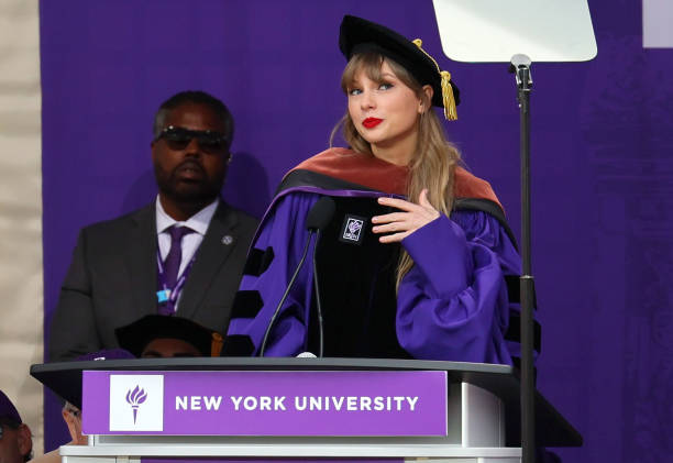 Taylor Swift Delivers New York University 2022 Commencement Address...