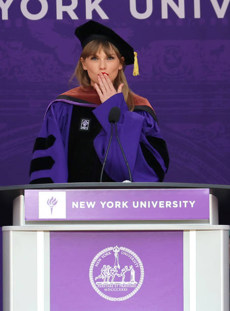 Taylor Swift Delivers New York University 2022 Commencement Address...