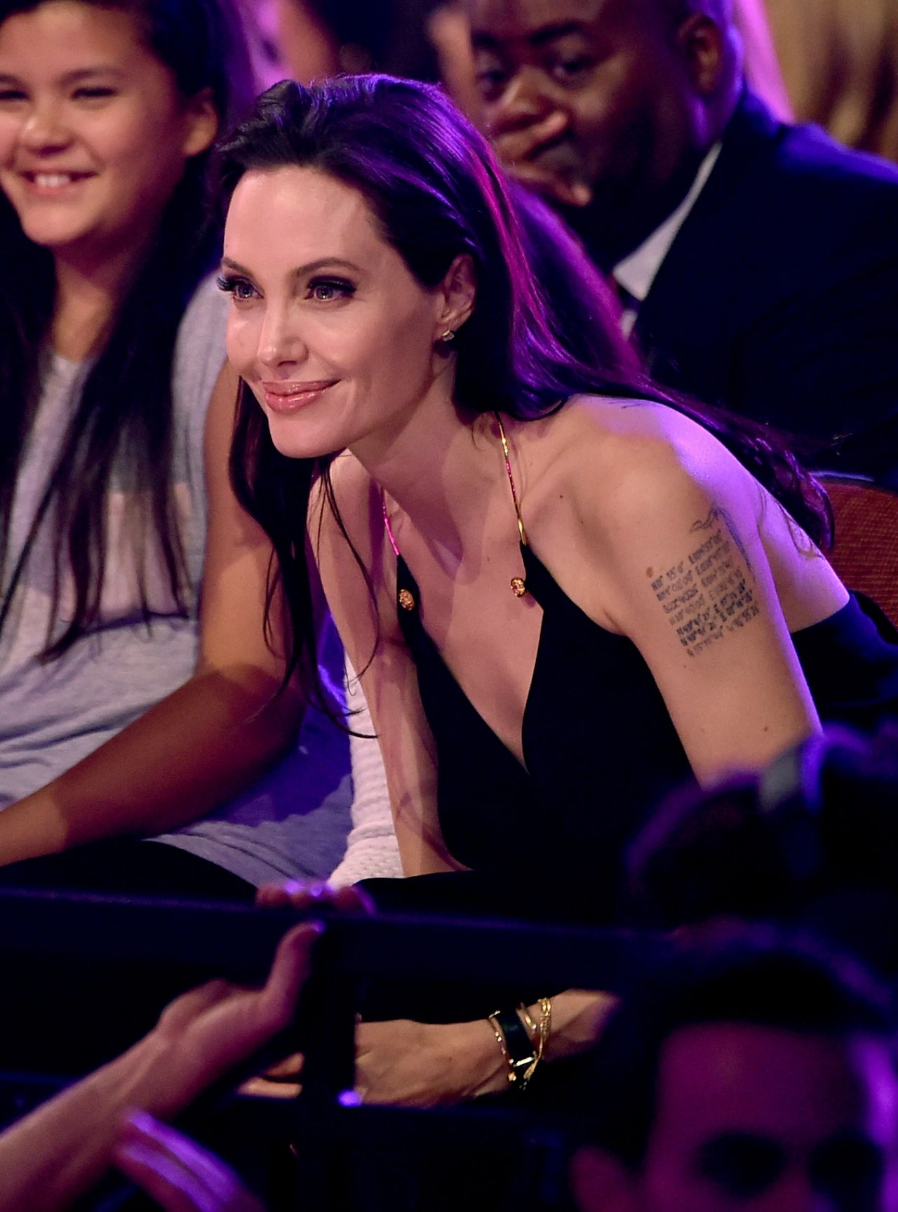 https://theworldtoday.net/wp-content/uploads/2023/12/angelina-jolie-2015-nickelodeon-kids-choice-awards-in-inglewood_11.jpg