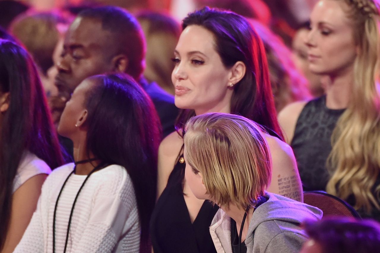 https://theworldtoday.net/wp-content/uploads/2023/12/angelina-jolie-2015-nickelodeon-kids-choice-awards-in-inglewood_14.jpg