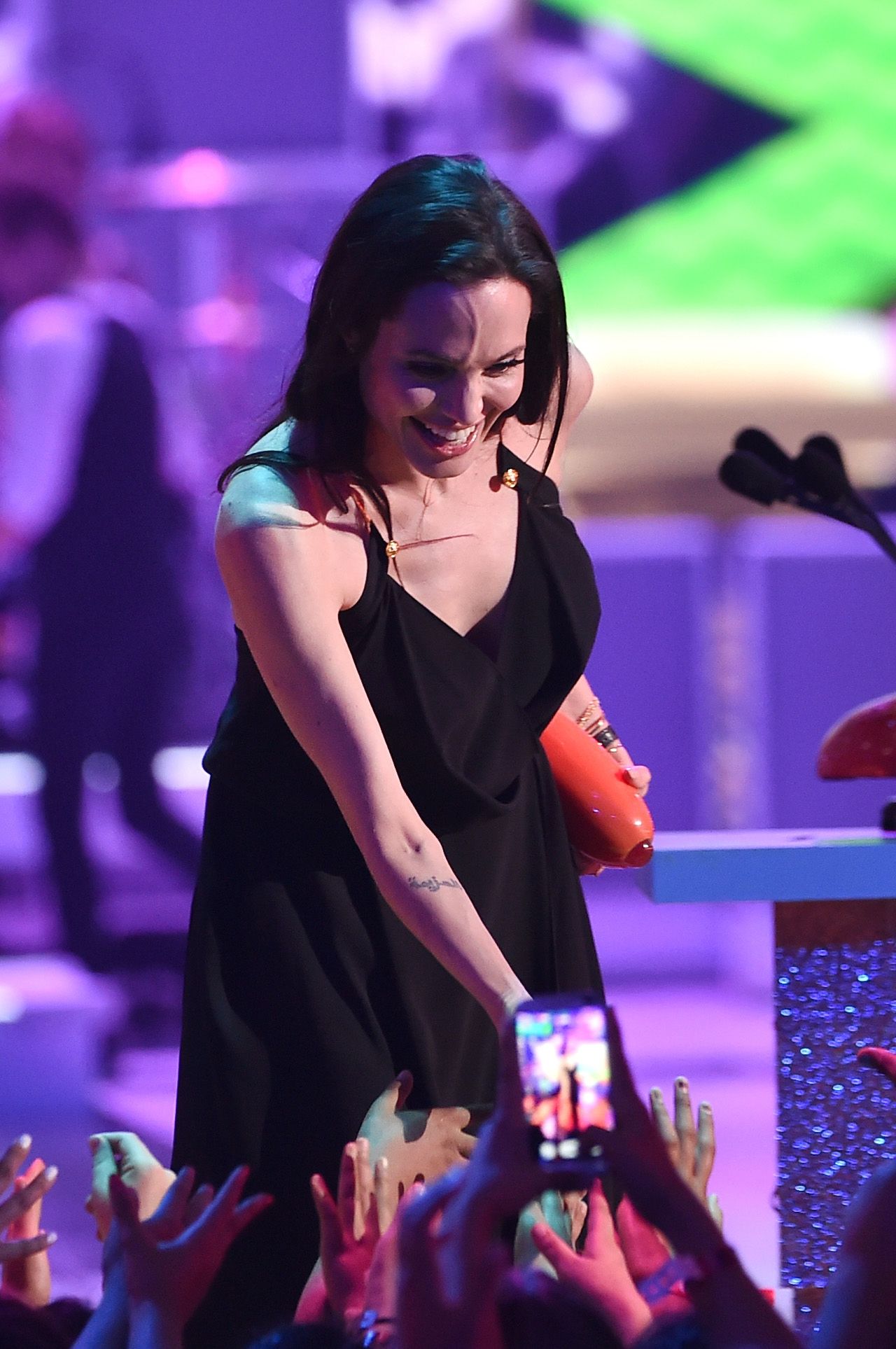 https://theworldtoday.net/wp-content/uploads/2023/12/angelina-jolie-2015-nickelodeon-kids-choice-awards-in-inglewood_4.jpg