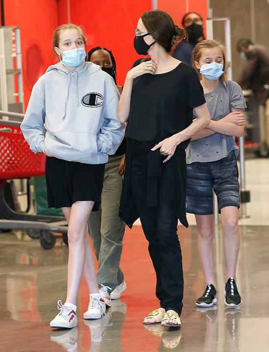 Angelina Jolie went shopping with Shiloh, Zahara and Vivienne on September 19.  The whole family wears masks to prevent disease.