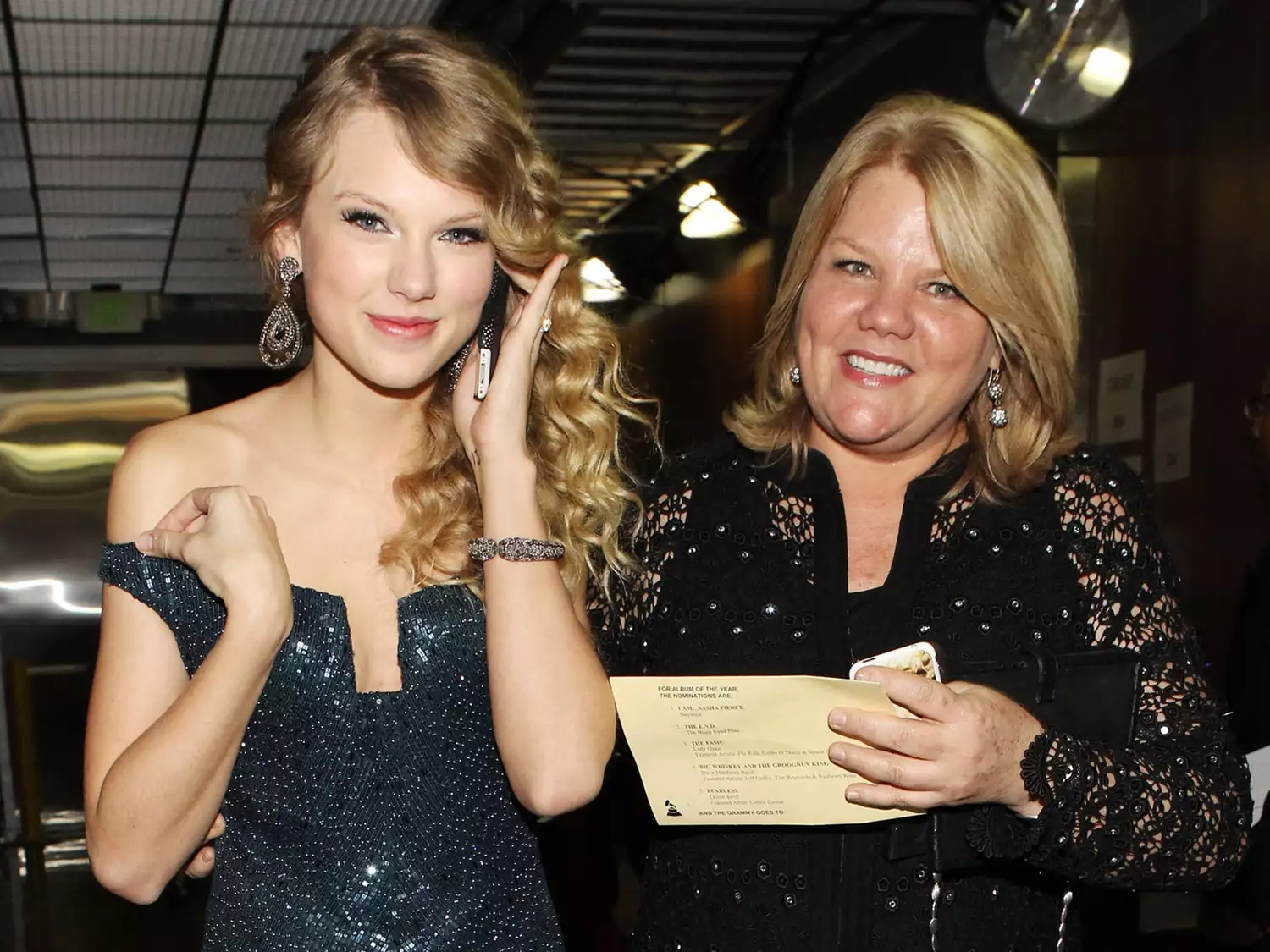 Taylor Swift (L) and her mom Andrea Swift backstage during the 52nd Annual GRAMMY Awards held at Staples Center on January 31, 2010 in Los Angeles, California